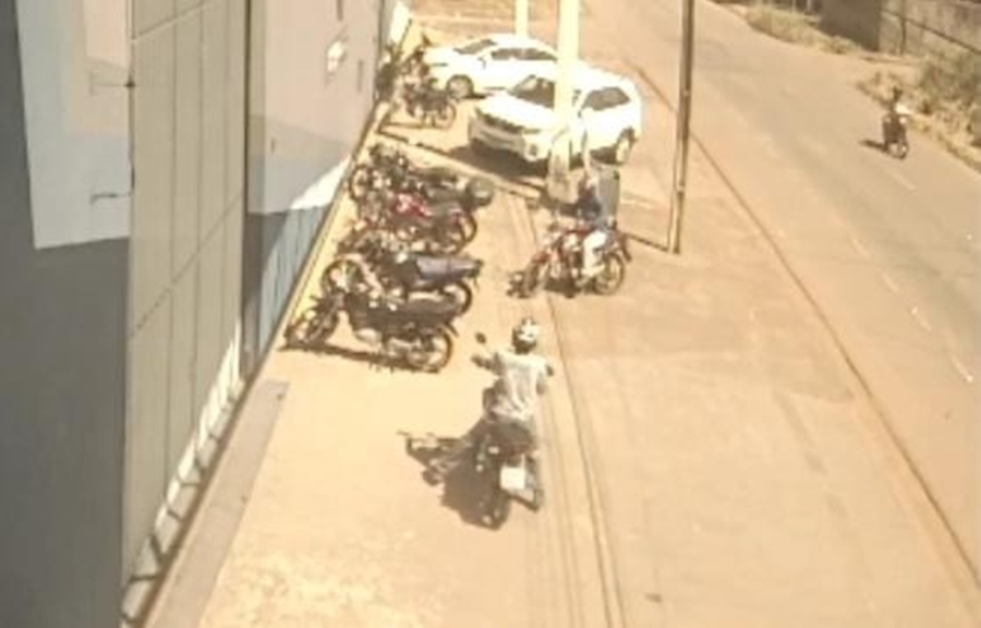 FILMADOS: Criminosos furtam motocicleta na frente de empresa