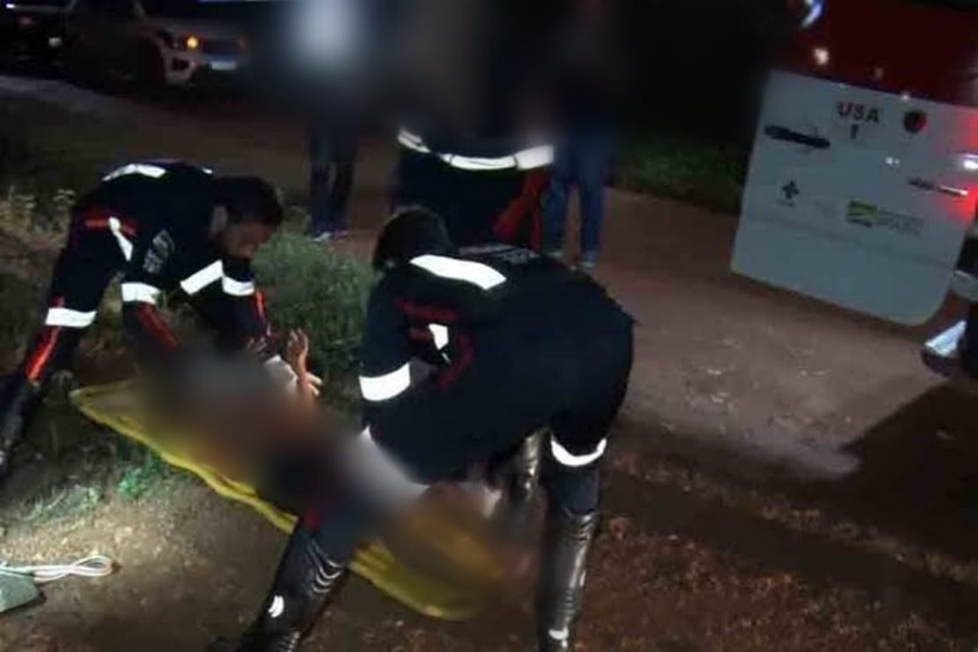 NO MEIO DA RUA: Mulher é espancada com cotoveladas e derrubada de moto pelo ex-marido