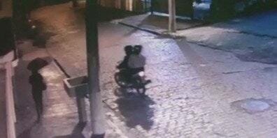 ASSALTO NA SUL: Mulher é rendida e tem motocicleta roubada por casal ladrão 