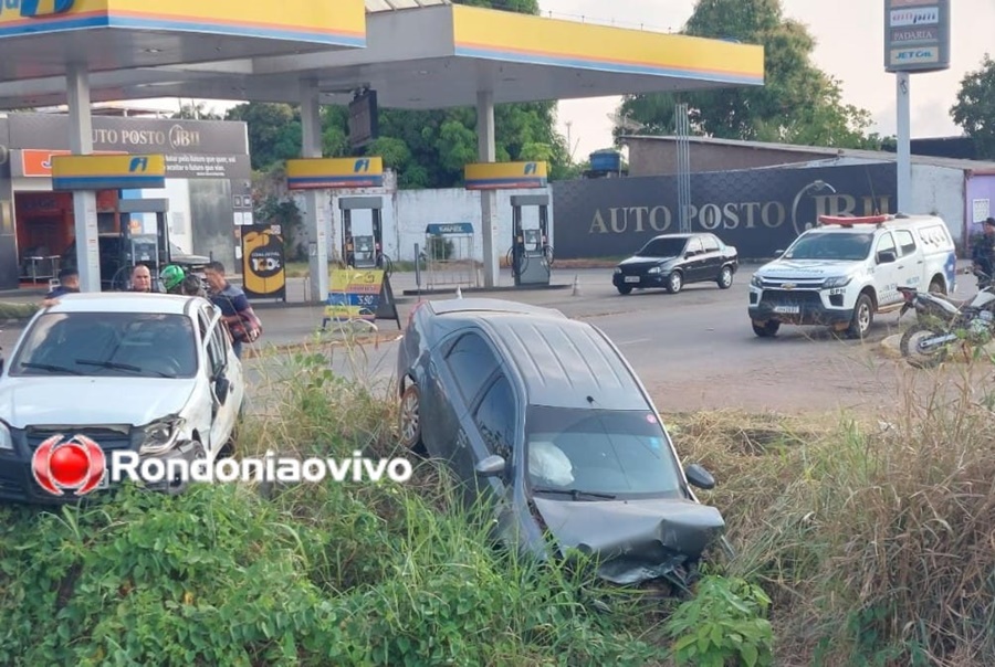 FORTE COLISÃO: Etios vai parar em vala após grave batida com Celta