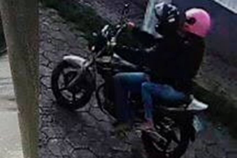 TIROTEIO: Policial à paisana flagra 'casal da moto prata' roubando jovem