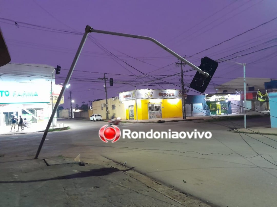 DESTRUIÇÃO: Carreta arrasta fios, quebra postes e semáforo na capital 