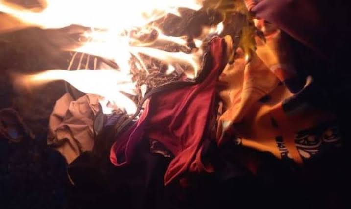 ALUCINADO: Filho agride a mãe, irmã e coloca fogo em roupas dentro de casa