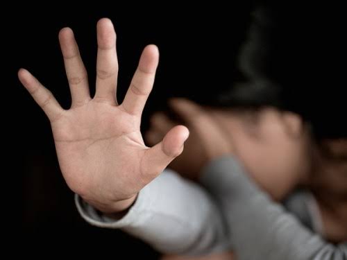 DESESPERADA: Mulher acorda sendo abusada por homem em casa na capital 