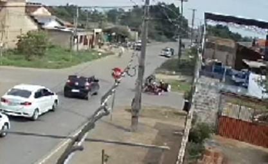 VÍDEO: Motoboy de delivery inabilitado avança preferencial e causa acidente