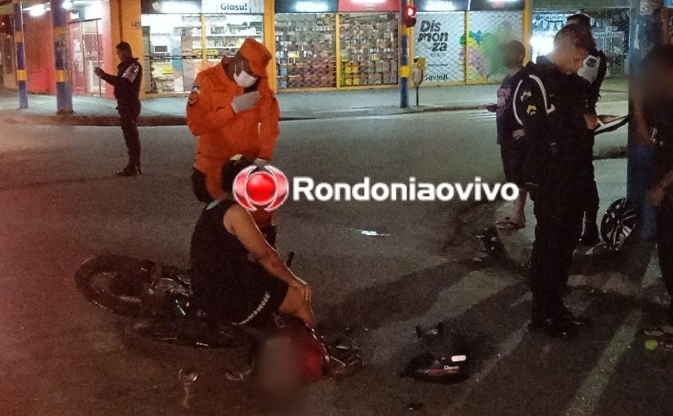 ATROPELOU: Motorista de Kwid atinge casal em moto que aguardava semáforo abrir 