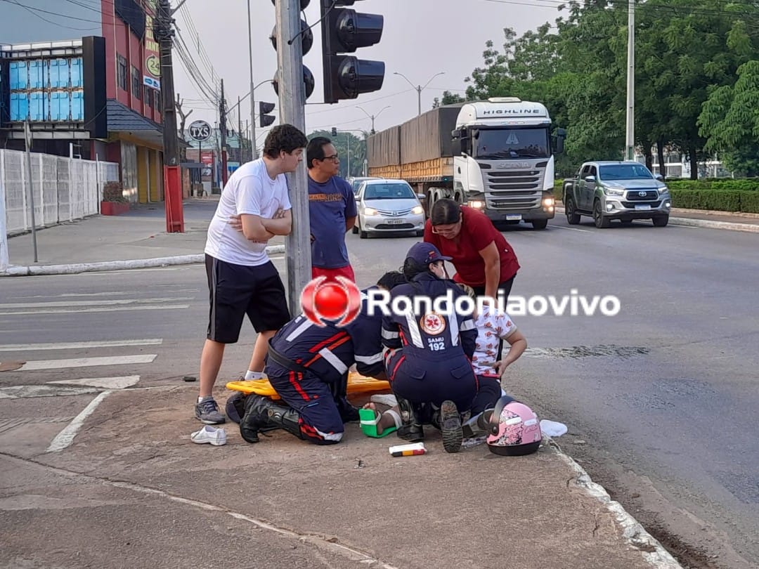 NO SEMÁFORO: Três pessoas ficam lesionadas após colisão entre motocicletas 