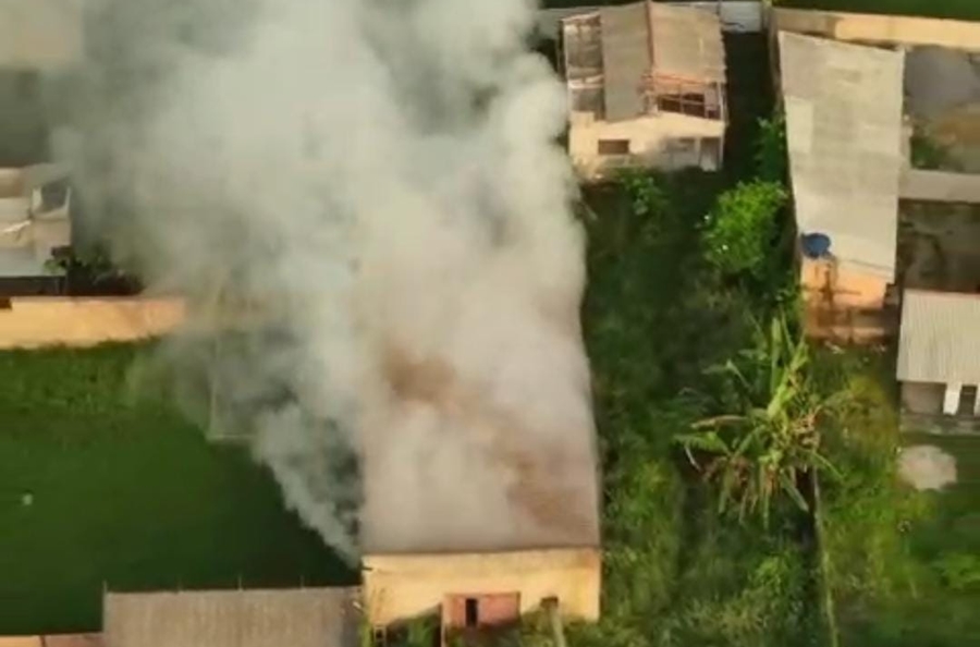 VÍDEO: Bombeiros são acionados após incêndio atingir galpão no Centro