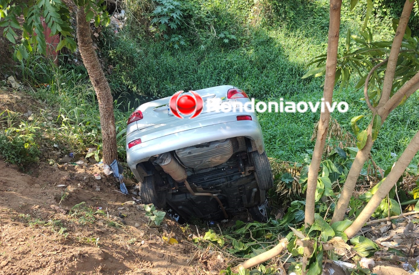 DESGOVERNADO: Motorista perde controle da direção e cai com carro em vala