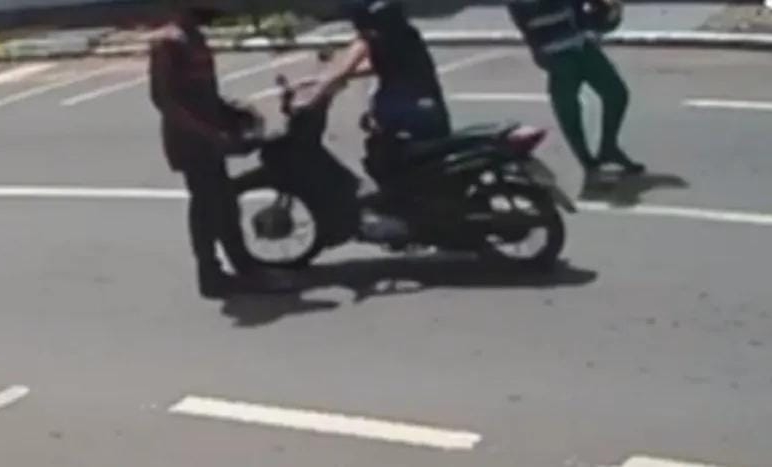 RENDIDA: Mulher tem moto roubada quando ia para igreja na zona Leste 