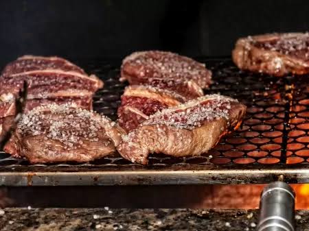 'ACABOU A CARNE': Churrasqueiro é atacado por mulher em festa e socorrido pelo SAMU 