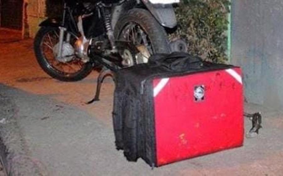 NA ENTREGA: Motoboy de delivery é assaltado por criminosos armados com escopeta