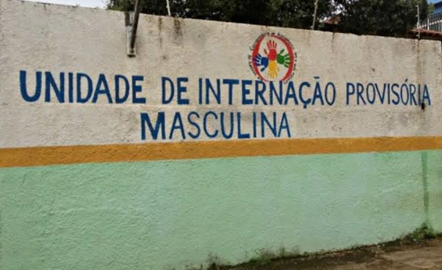 PELO PORTÃO: Adolescente foge de unidade de internação na região Central 