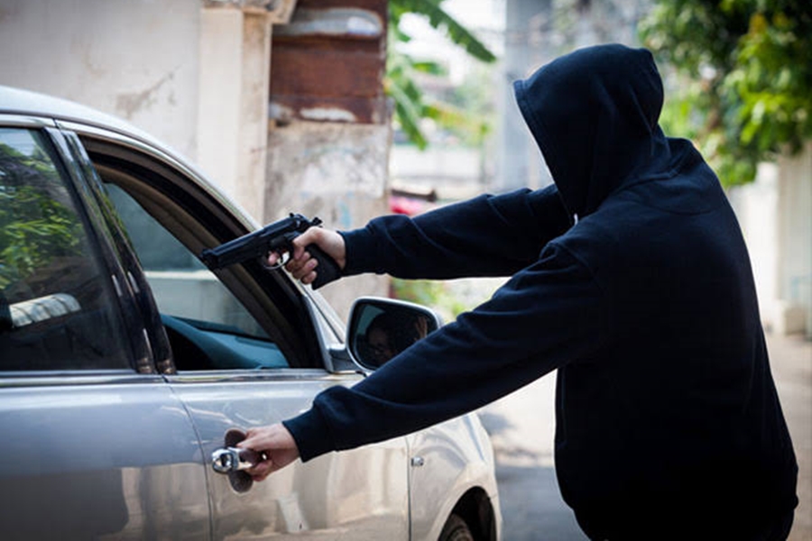 RENDIDO NO CARRO: Idoso tem R$ 6 mil roubados por assaltante no estacionamento de loja