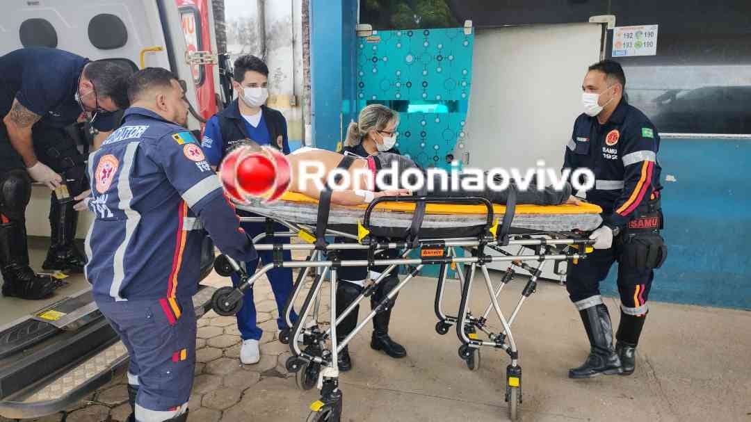 VÍDEO: Homem é atacado a tiros em frente a quadra de esportes