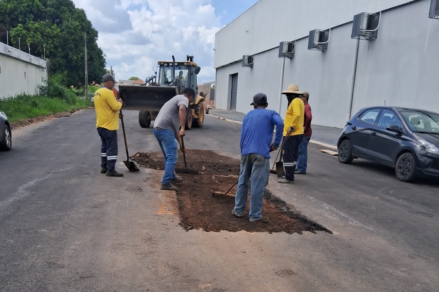 EDWILSON NEGREIROS: Vereador intervém e SEMOB faz operação tapa-buracos no Bairro Nova Porto Velho