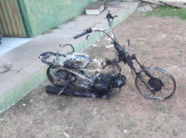 INCENDIADA: Comerciante tem moto roubada e criminosos tocam fogo em veículo