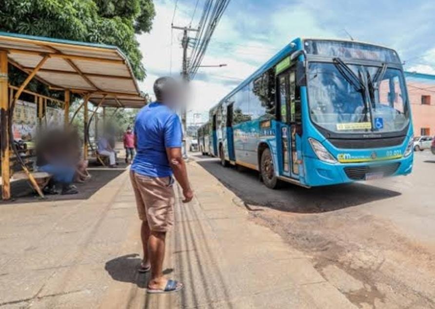 PARADA DE ÔNIBUS: Idoso reage a roubo e após tiro desarma mulher criminosa