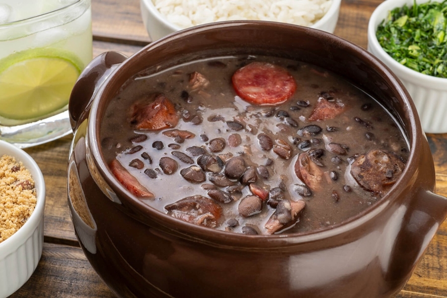 Suculenta feijoada estará sendo vendida neste sábado(30)