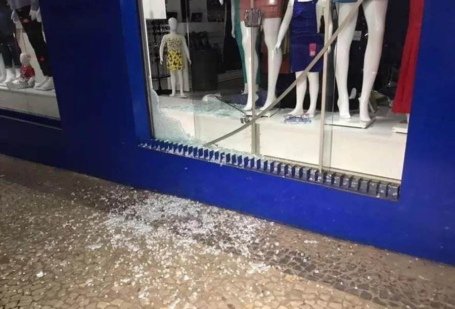 ARRASTÃO: Ladrões em Corolla furtam mais de 700 peças de roupas em loja