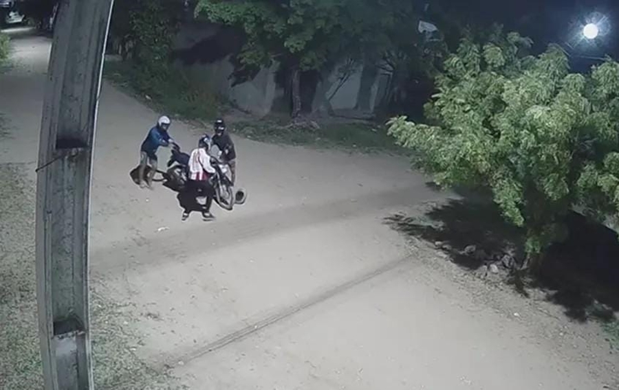 ENCAPUZADOS: Bandidos encapuzados jogam pedra, param vítima e roubam motocicleta