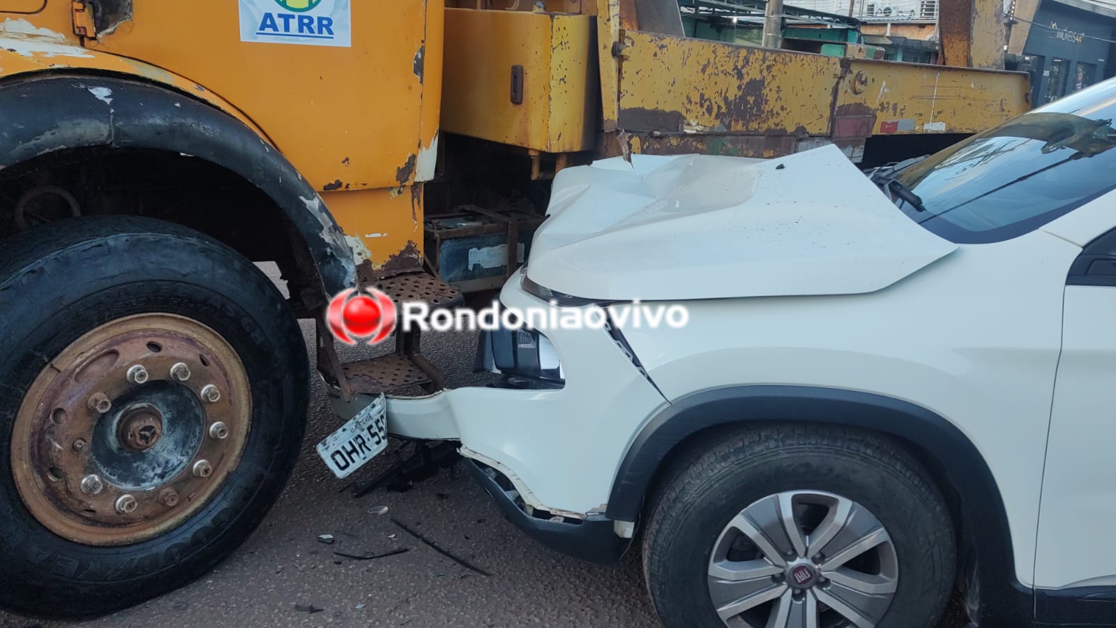 VÍDEO: Fiat Toro fica destruída em batida contra caminhão na Calama 
