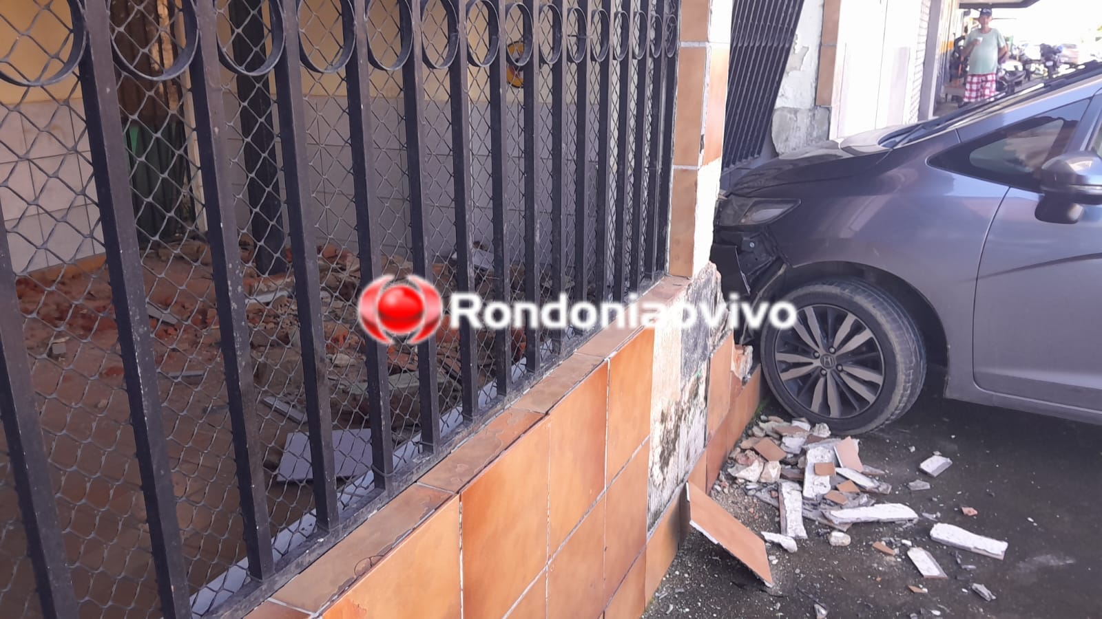 FORTE COLISÃO: Honda Fit destrói muro de residência após batida entre carros no Centro
