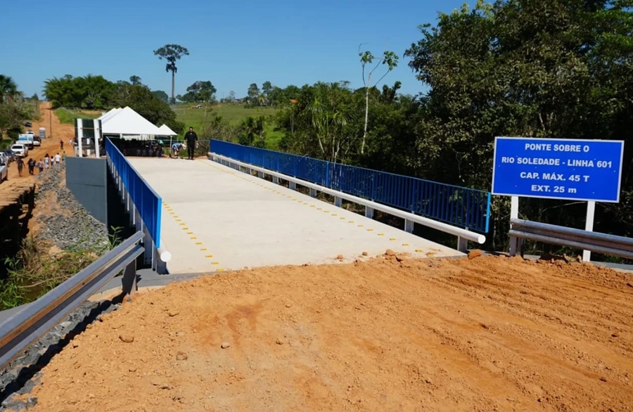 MARCOS ROGÉRIO: Senador entrega mais uma ponte de concreto, na Linha 601 em Theobroma