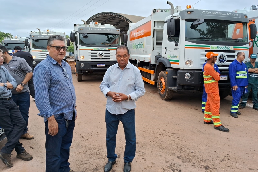 JURANDIR BENGALA: Vereador participa da entrega de novos caminhões de coleta de lixo em PVH