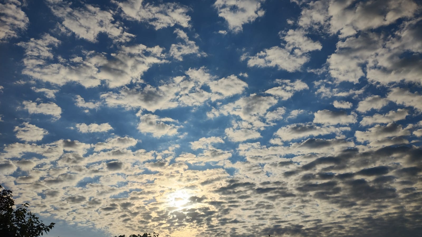 EMBAÇADO: Sol, calor e céu cinza no sábado (29), inclusive em Vale do Anari
