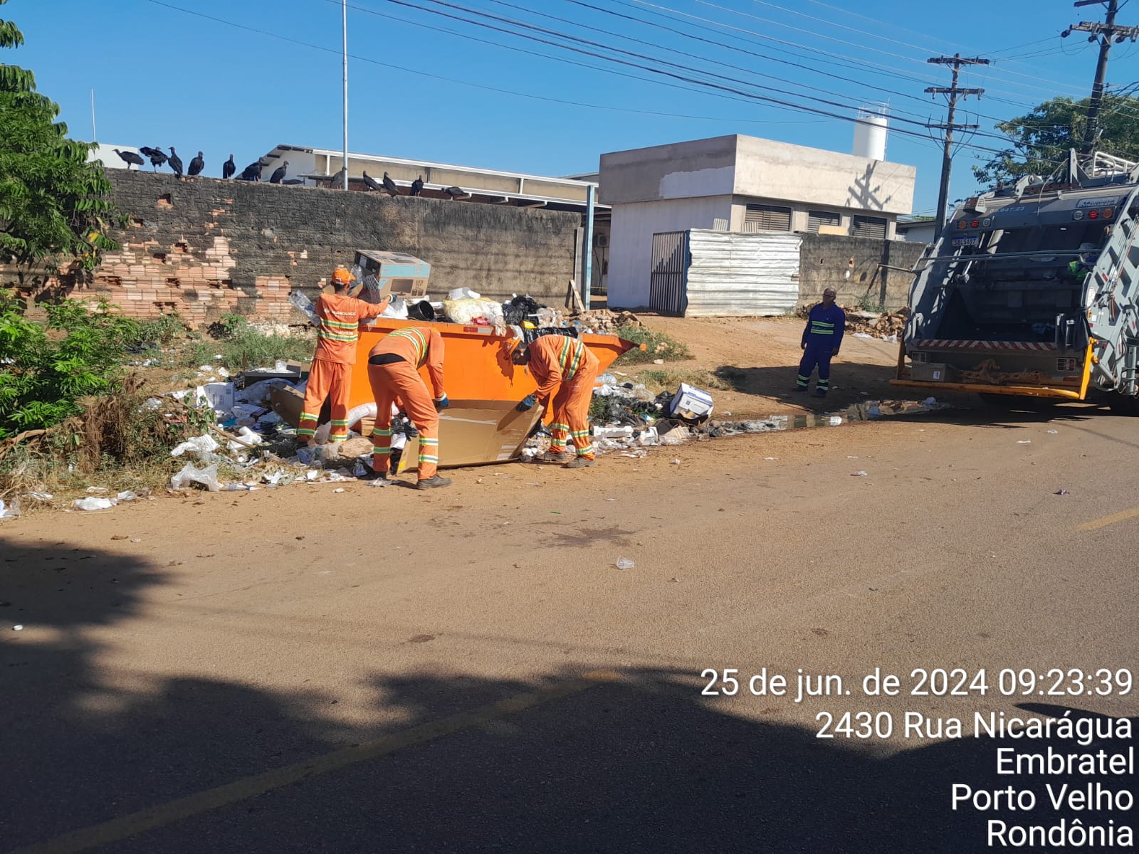 RESOLVIDO: Após matéria do Rondoniaovivo lixo atrás da Maternidade é removido