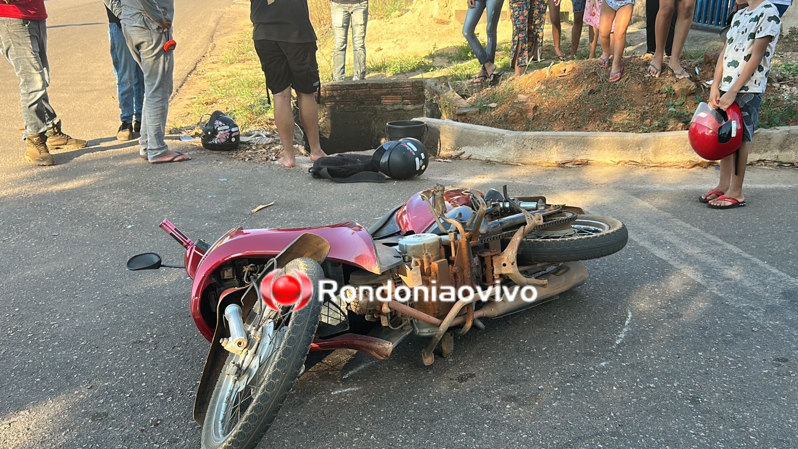 ATROPELAMENTO: Mulher em moto cai dentro de bueiro e fica gravemente; motorista fugiu