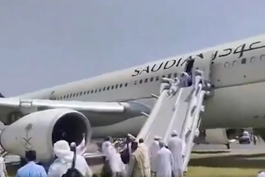 VÍDEO: Avião pega fogo e 297 passageiros fogem por escorregadeira