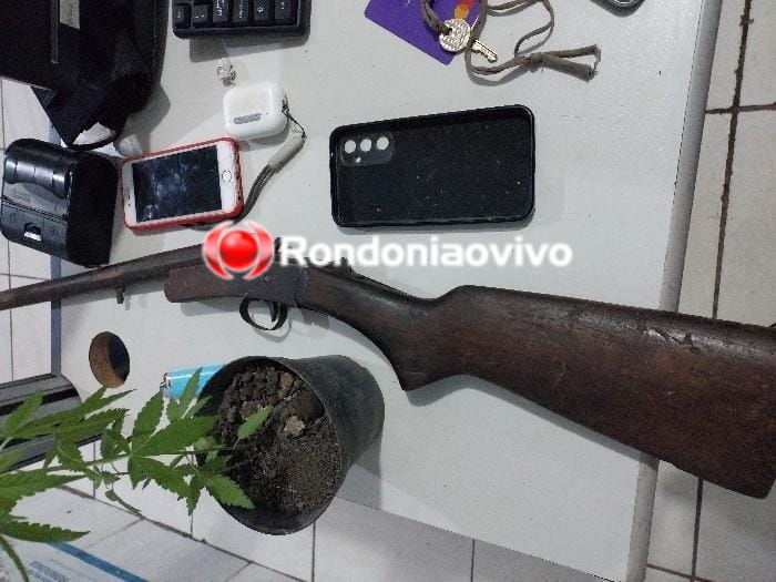 'NA PENAL': PM prende foragido e jovem com arma e pé de maconha 