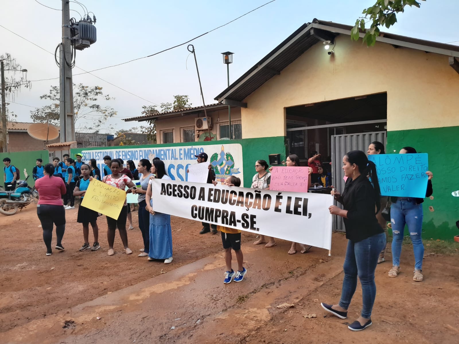 MANIFESTAÇÃO: Pais protestam por falta de professores em escola de União Bandeirantes