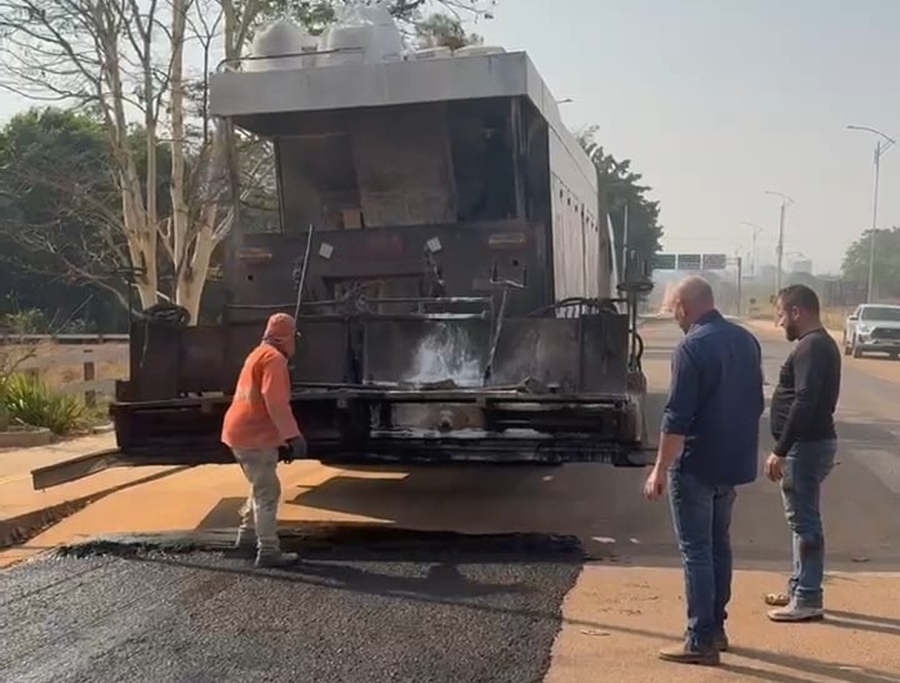 EZEQUIEL NEIVA: Deputado acompanha início de microrevestimento asfáltico na rodovia de Cabixi