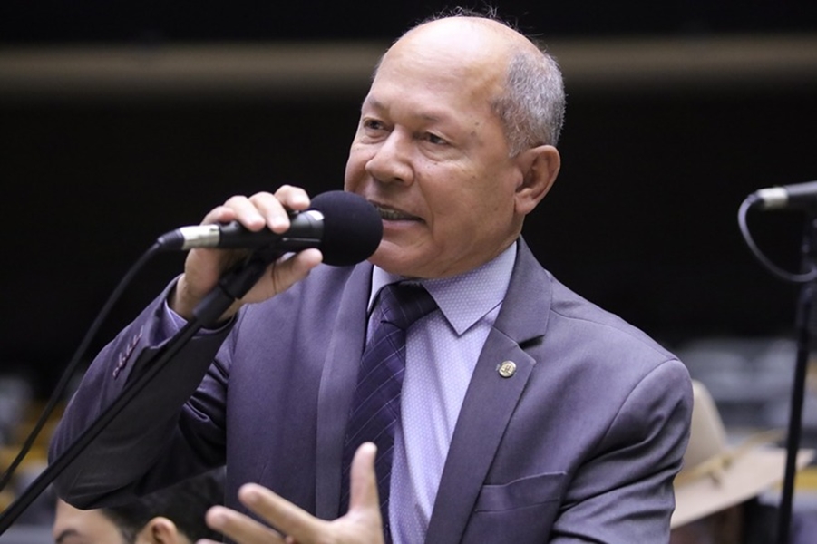 CHRISÓSTOMO: Deputado critica uso de linguagem neutra no Hino Nacional e cobra punição 