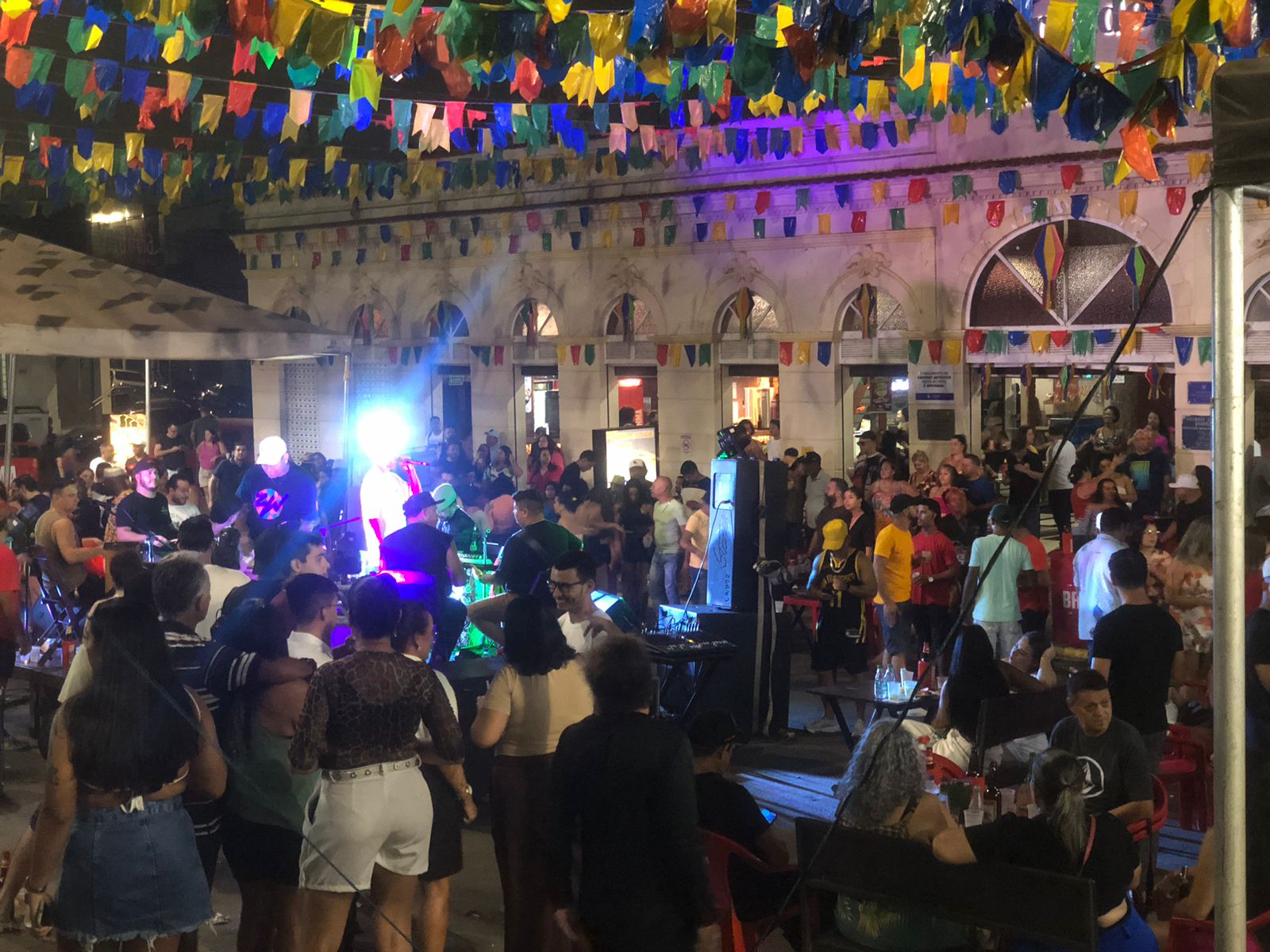 SEGUNDA MIX:  Hoje tem churrascada e show do Mistura Sertaneja no Mercado Cultural