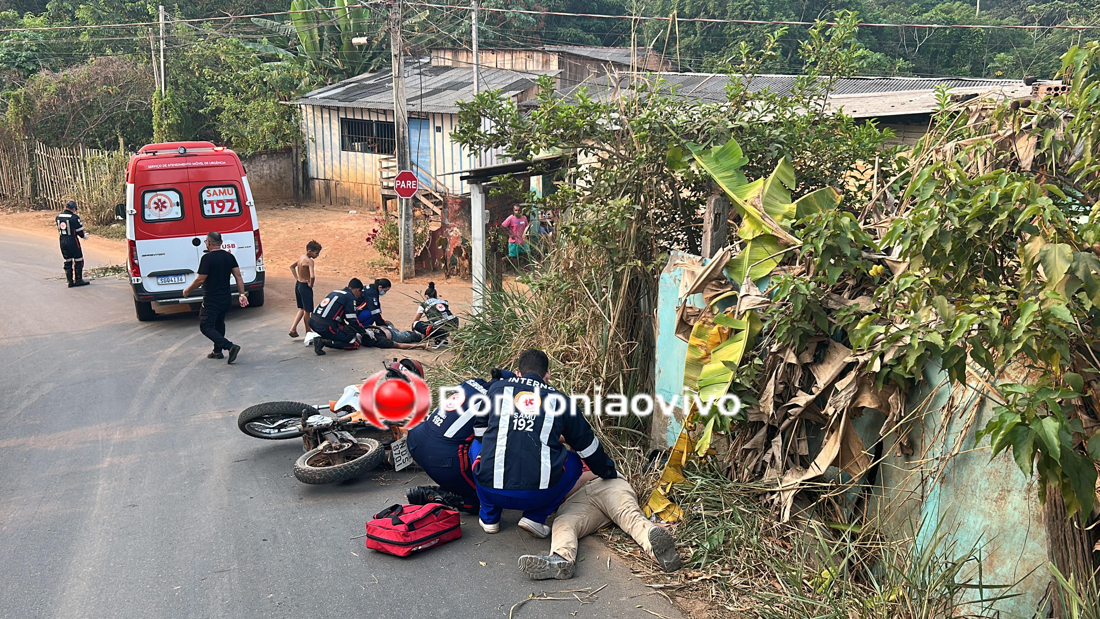 URGENTE: Ocupantes de moto sofrem grave acidente em ladeira no Centro