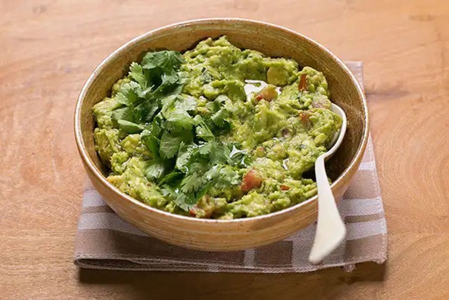 RECEITA: Aprenda a preparar um delicioso guacamole para comer com aperitivos!