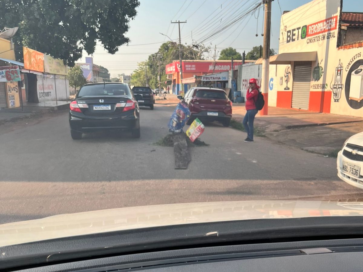 CENAS DA CIDADE: Buraco na rua Campos Sales preocupa moradores de Porto Velho