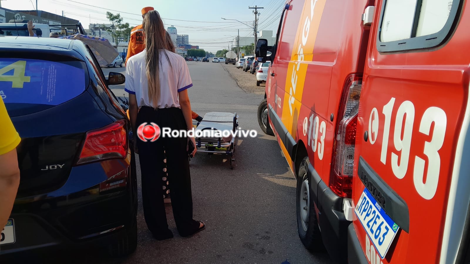 NA PINHEIRO: Motorista de Onix invade preferencial e causa acidente com motociclista 