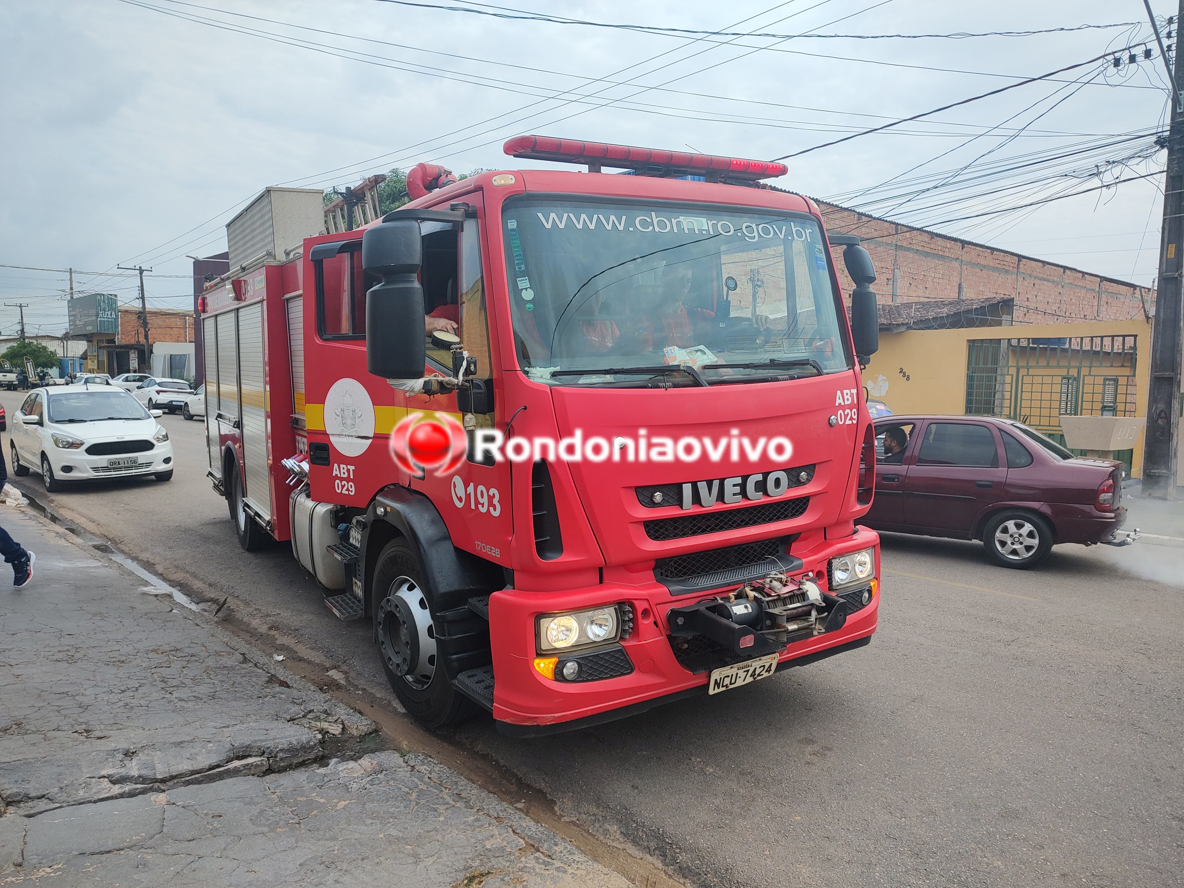 VÍDEO: Funcionário fica com mão presa em cilindro de massa de pastel