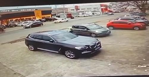 FILMADOS: Vídeo mostra criminosos que roubaram carro de jornalista na capital