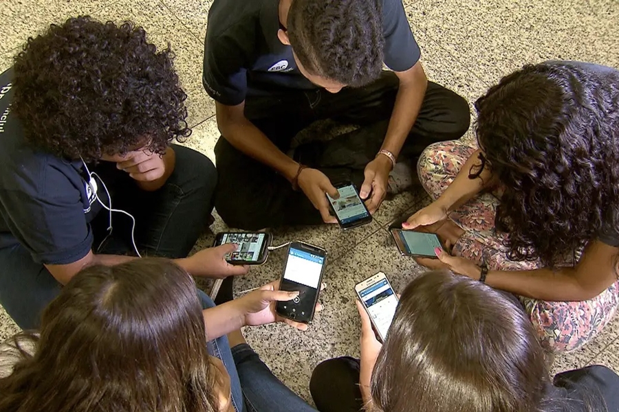 MEDIDA: Comissão de Educação aprova projeto que proíbe celular em escolas