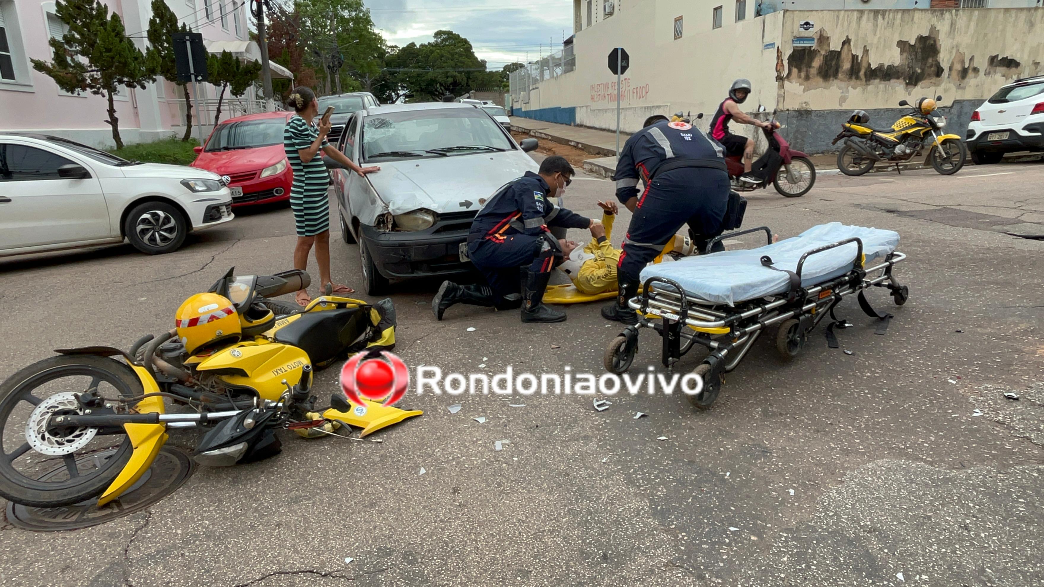 VÍDEO: Mototaxista e passageira ficam feridos em acidente na frente do Banco do Brasil