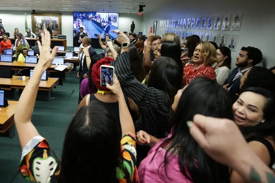 SEM DISCUSSÃO: Sob protestos, CCJ da Câmara aprova PEC que proíbe aborto legal