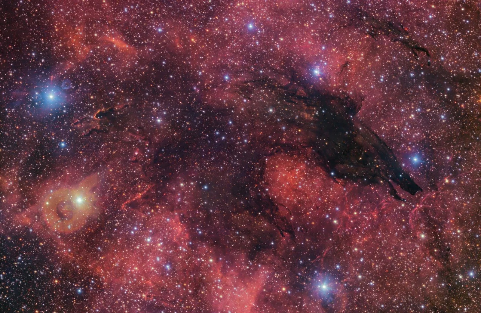 NEBULOSA: Esta imagem revela um lobo negro no céu  