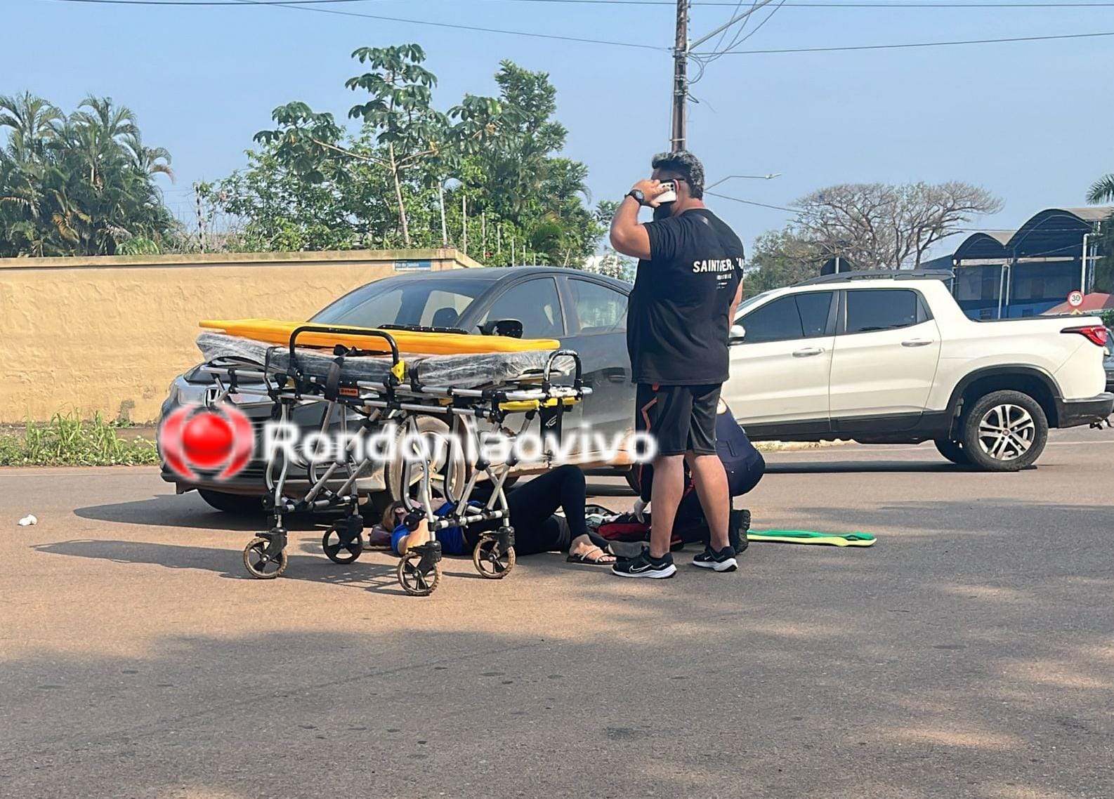 NA RIO DE JANEIRO: Mulher quebra a perna após acidente entre moto e carro