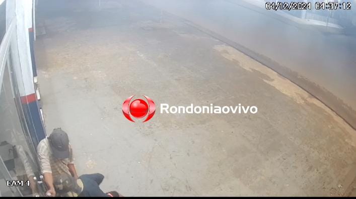 VÍDEO: Ladrões quebram porta e furtam várias peças de motos em loja